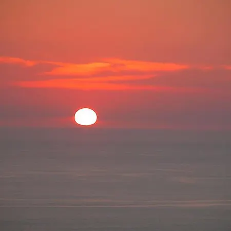 Sunset Seafront Apartament *